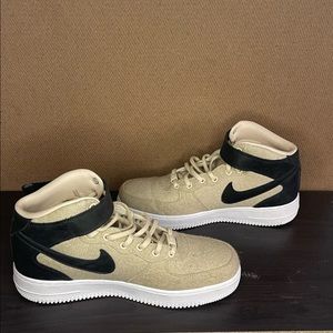 Nike Women’s Air Force 1 Mid Leather Premium Wool Hi Top  Womens Size 9.